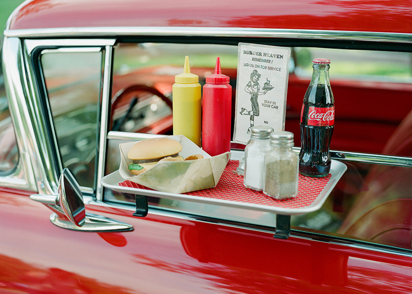 Sztuka vintage klasyczny samochód z tacą diner