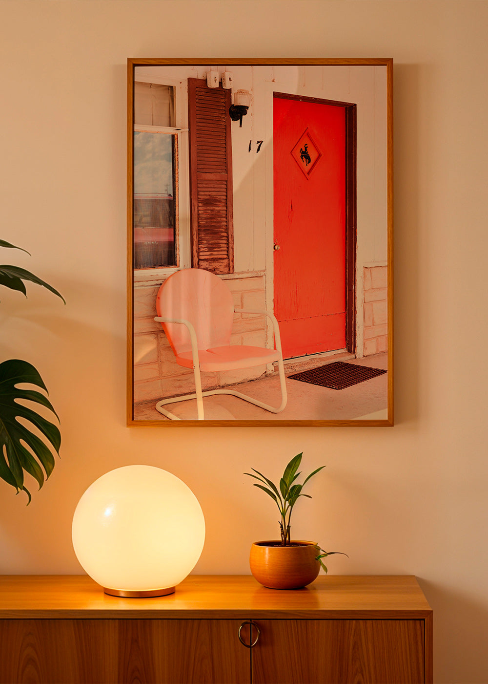 Fotografia motelu z czerwonymi drzwiami i retro krzesłem – Product1