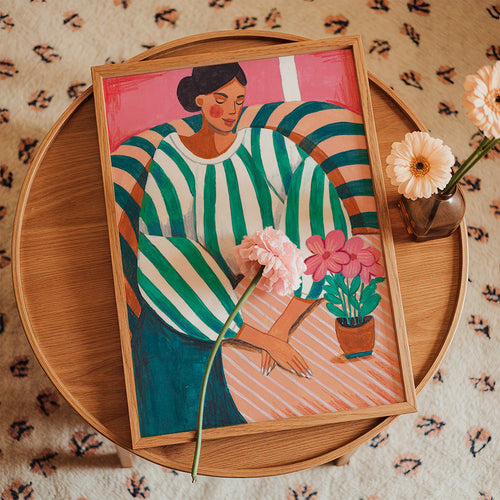 Ilustracja kobiety w paski z rośliną – Product1