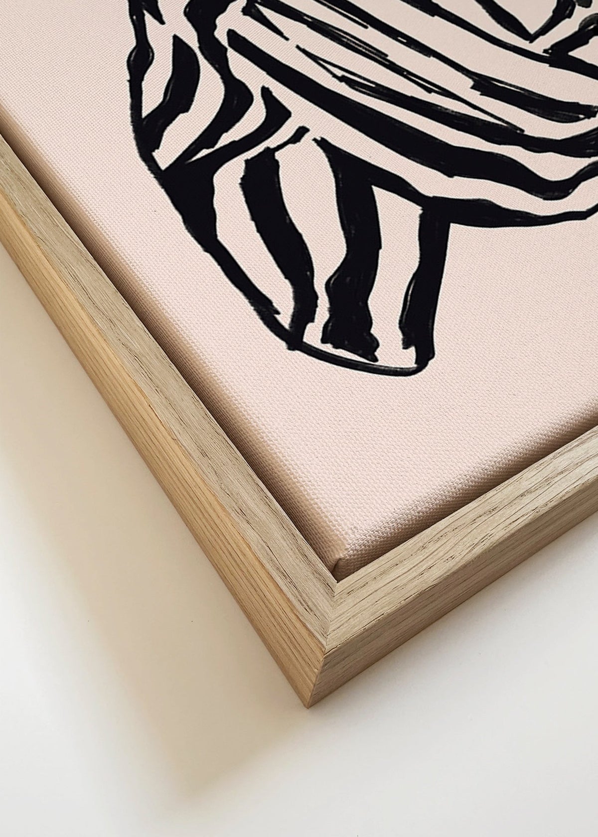 Ilustracja postaci kobiecej z graficznymi paskami – Canvas detail
