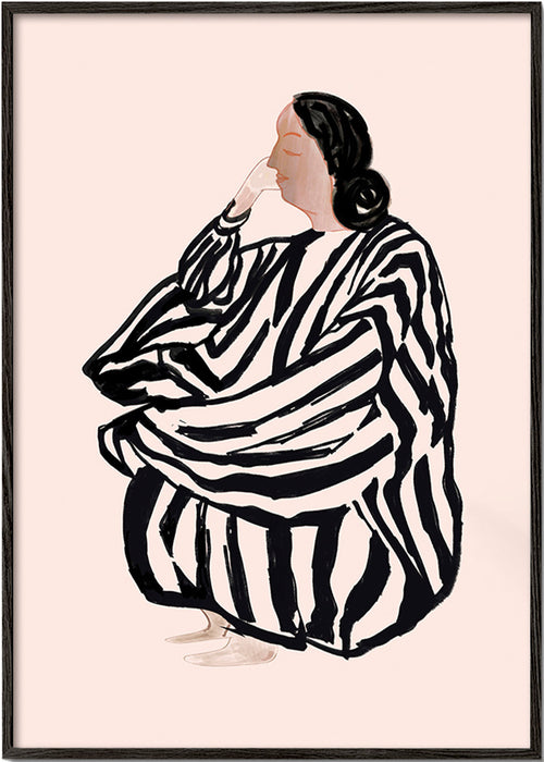 Ilustracja siedzącej kobiety w odważne paski – Black Frame
