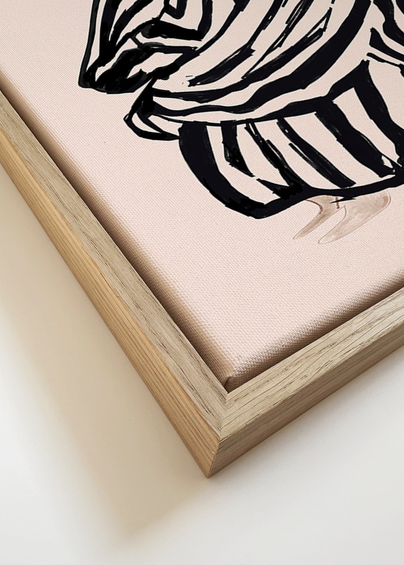 Ilustracja siedzącej kobiety w odważne paski – Canvas detail