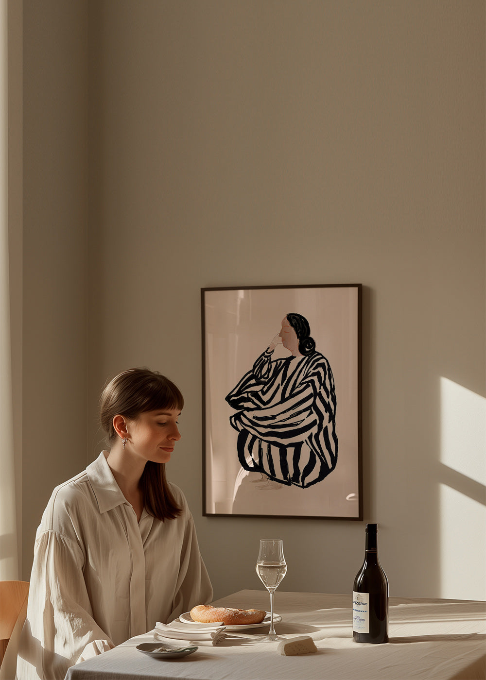 Ilustracja siedzącej kobiety w odważne paski – Product1