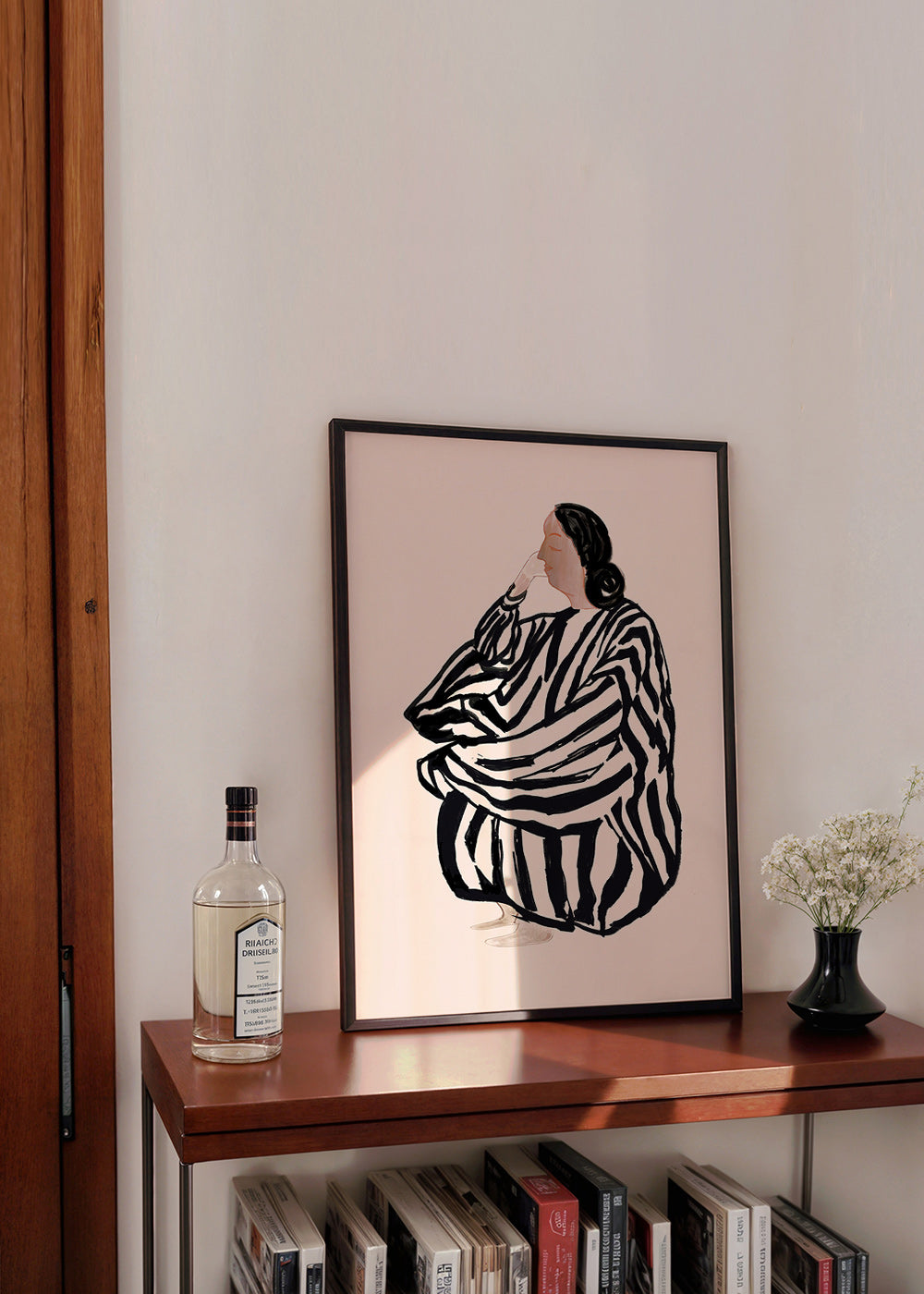 Ilustracja siedzącej kobiety w odważne paski – Product2