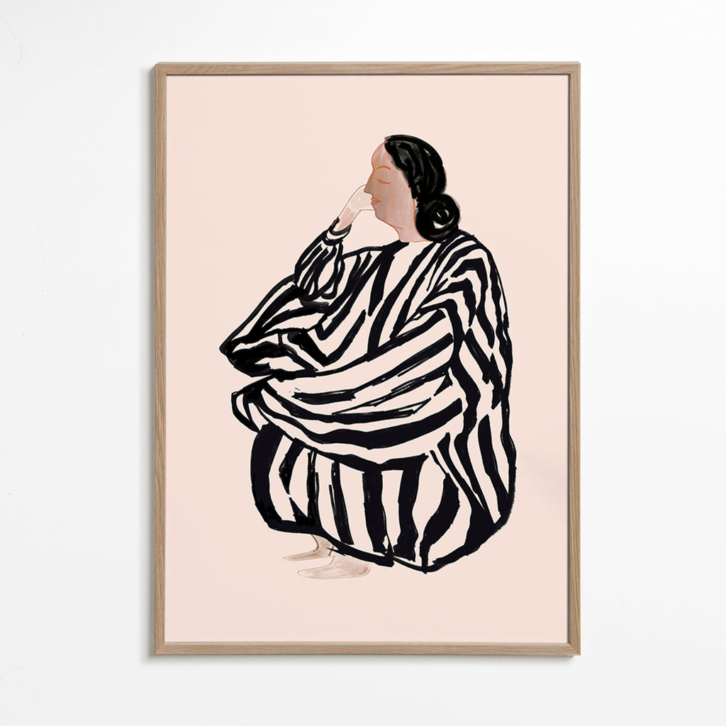 Ilustracja siedzącej kobiety w odważne paski – Oak Frame