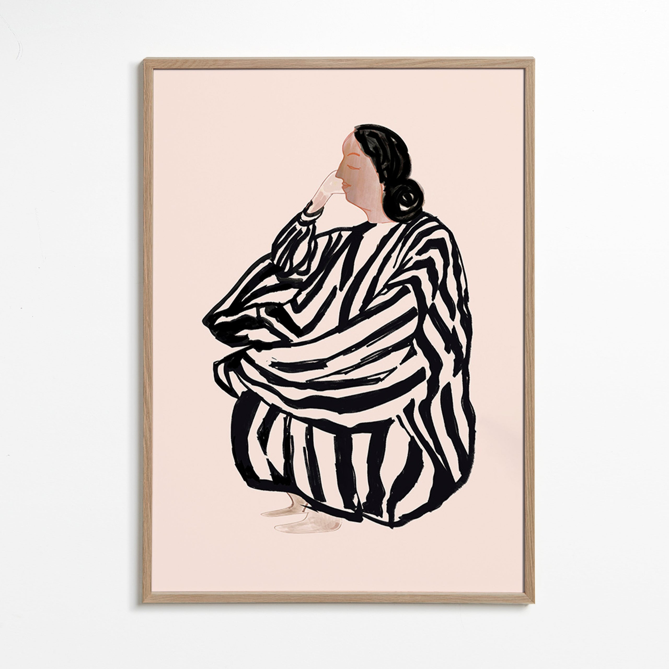Ilustracja siedzącej kobiety w odważne paski – Oak Frame