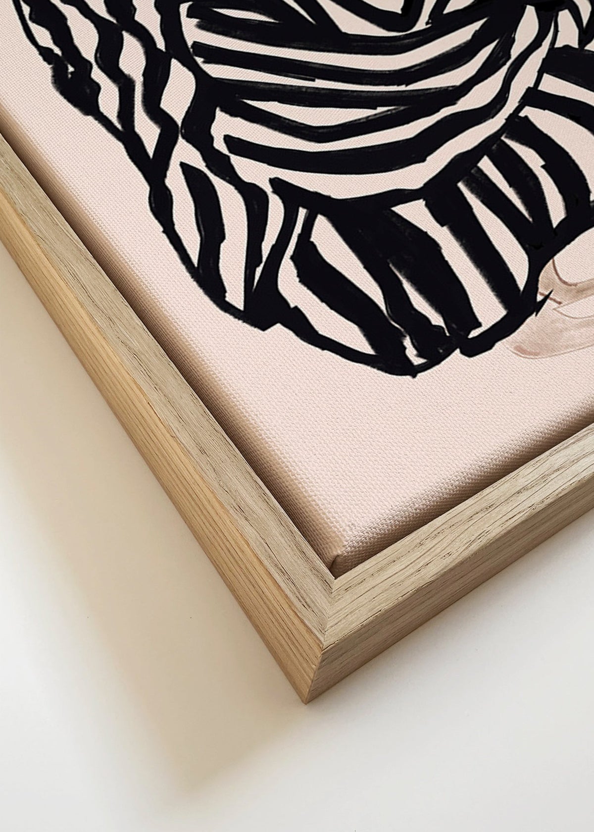 Ilustracja postaci kobiecej z graficznymi pasami – Canvas detail