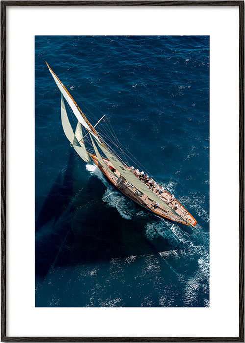Fotografia klasycznego jachtu regatowego – Black Frame