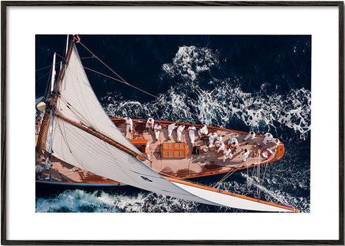 Fotografia lotnicza żaglowca na morzu – Black Frame