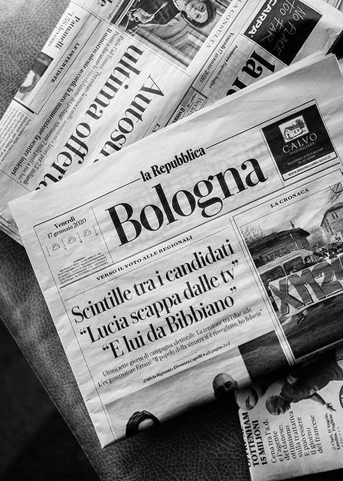 Sztuka miasta z czarno-białą okładką gazety