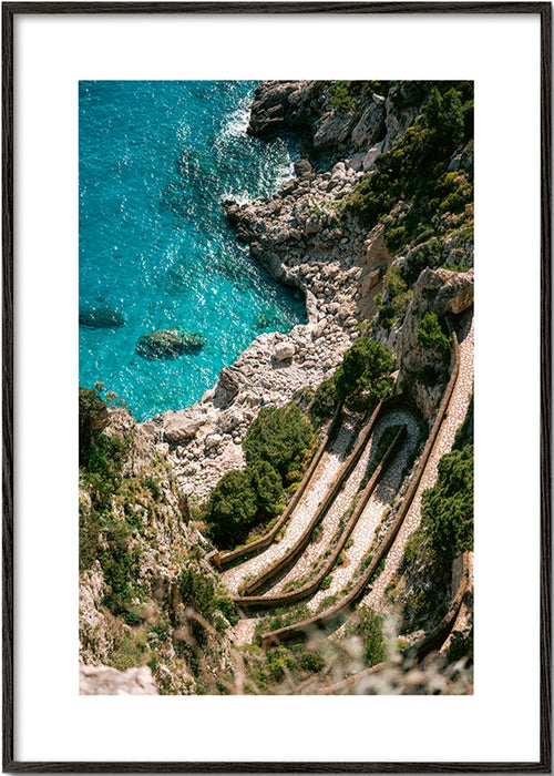 Krajobraz nadmorski z tarasowymi klifami – Black Frame