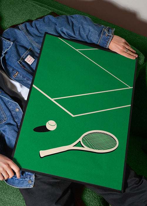 Sztuka sportowa: rakieta i piłka na korcie – Product1