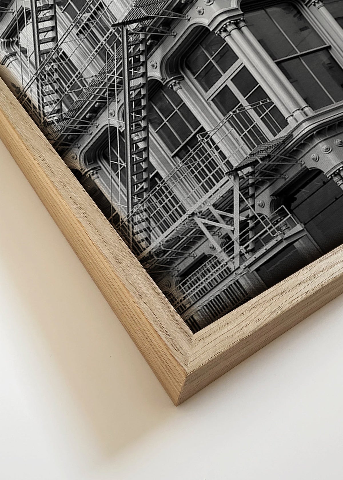 Fotografia miejskiego narożnika ze schodami przeciwpożarowymi – Canvas detail