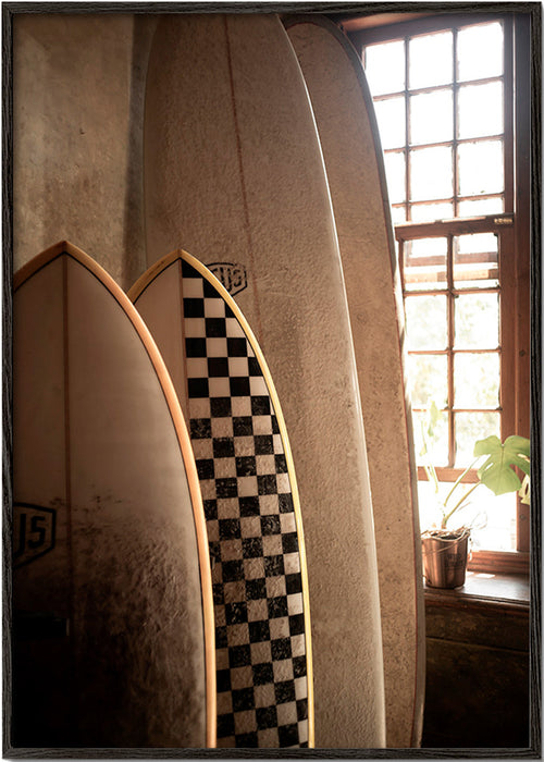 Obraz sportowy z deskami surfingowymi w stylu vintage – Black Frame