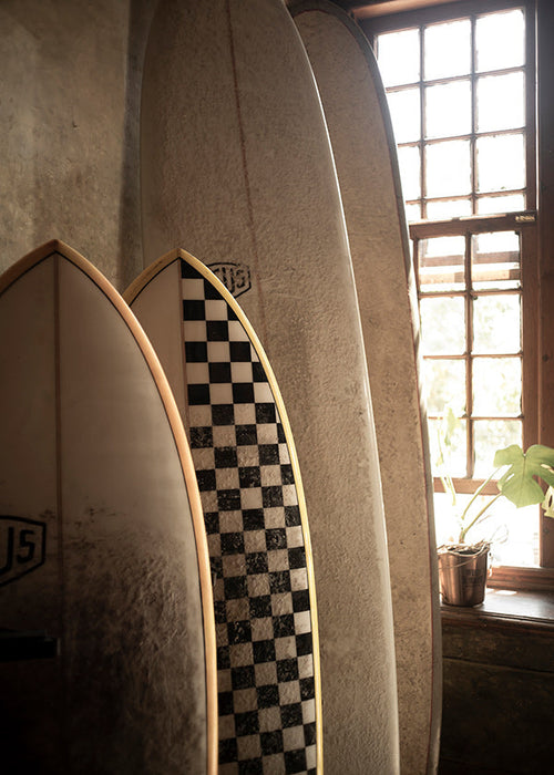 Obraz sportowy z deskami surfingowymi w stylu vintage