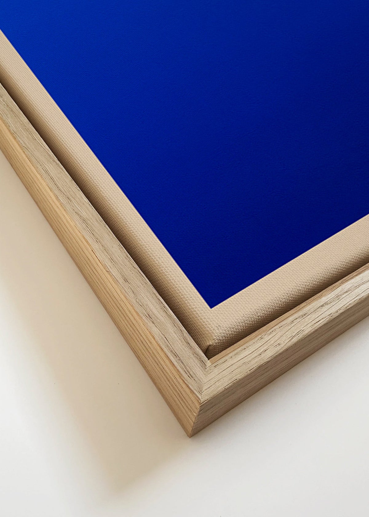 Obraz abstrakcyjny niebieskie pole z beżową ramą – Canvas detail
