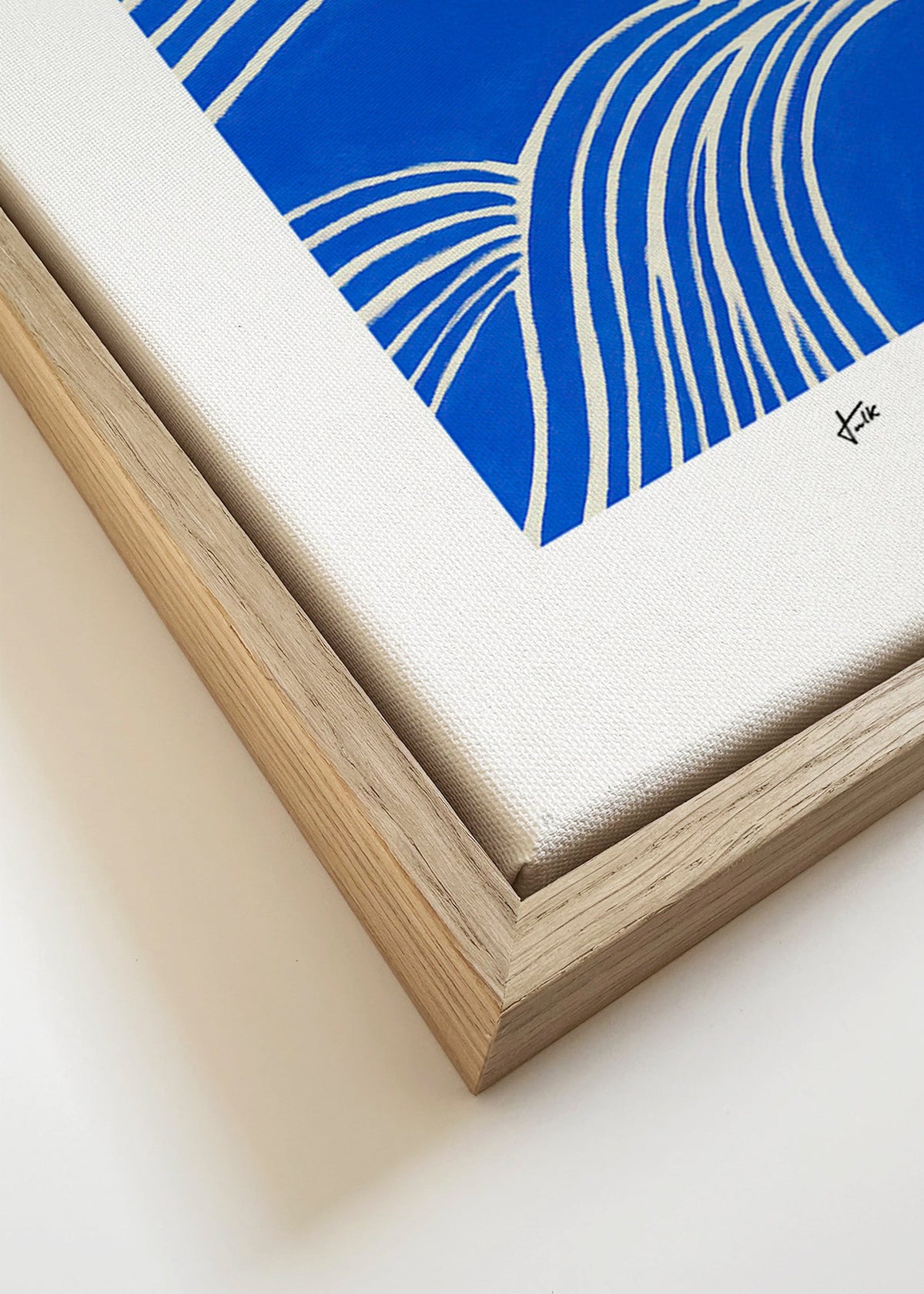 Abstrakcyjne niebieskie dzieło z falistymi liniami – Canvas detail