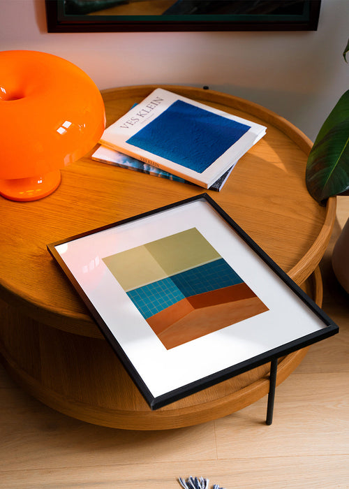 Minimalistyczny obraz: róg z niebieskimi płytkami i terakotową podłogą – Product1