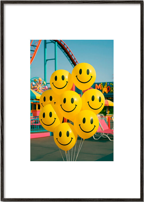 Fotografia balonów z uśmiechami w wesołym miasteczku – Black Frame