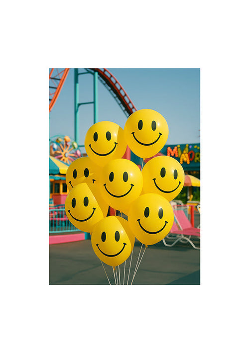 Fotografia balonów z uśmiechami w wesołym miasteczku