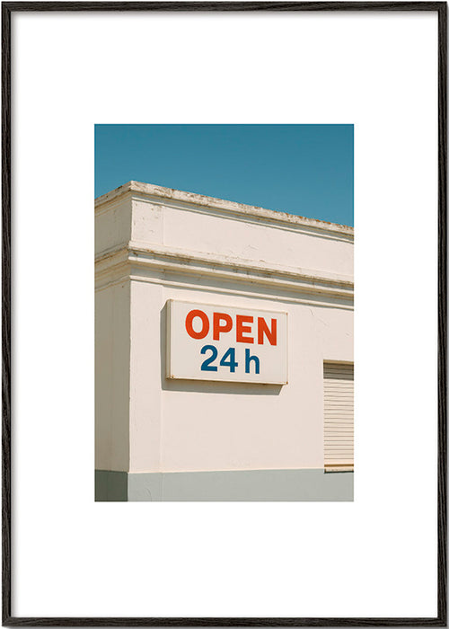 Minimalny plakat elewacja z napisem OPEN 24h – Black Frame
