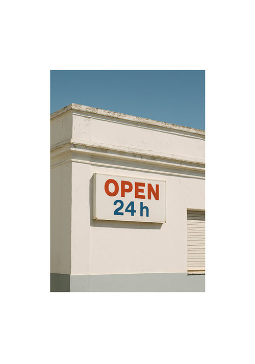 Minimalny plakat elewacja z napisem OPEN 24h