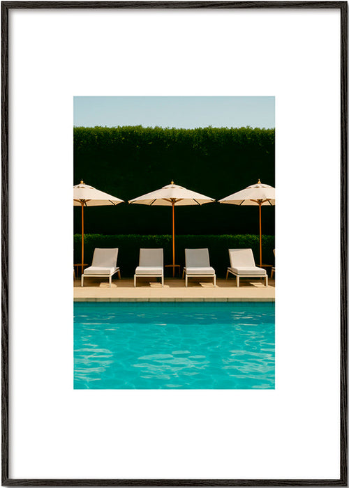 Fotografia basenu z parasolami i czystymi liniami – Black Frame