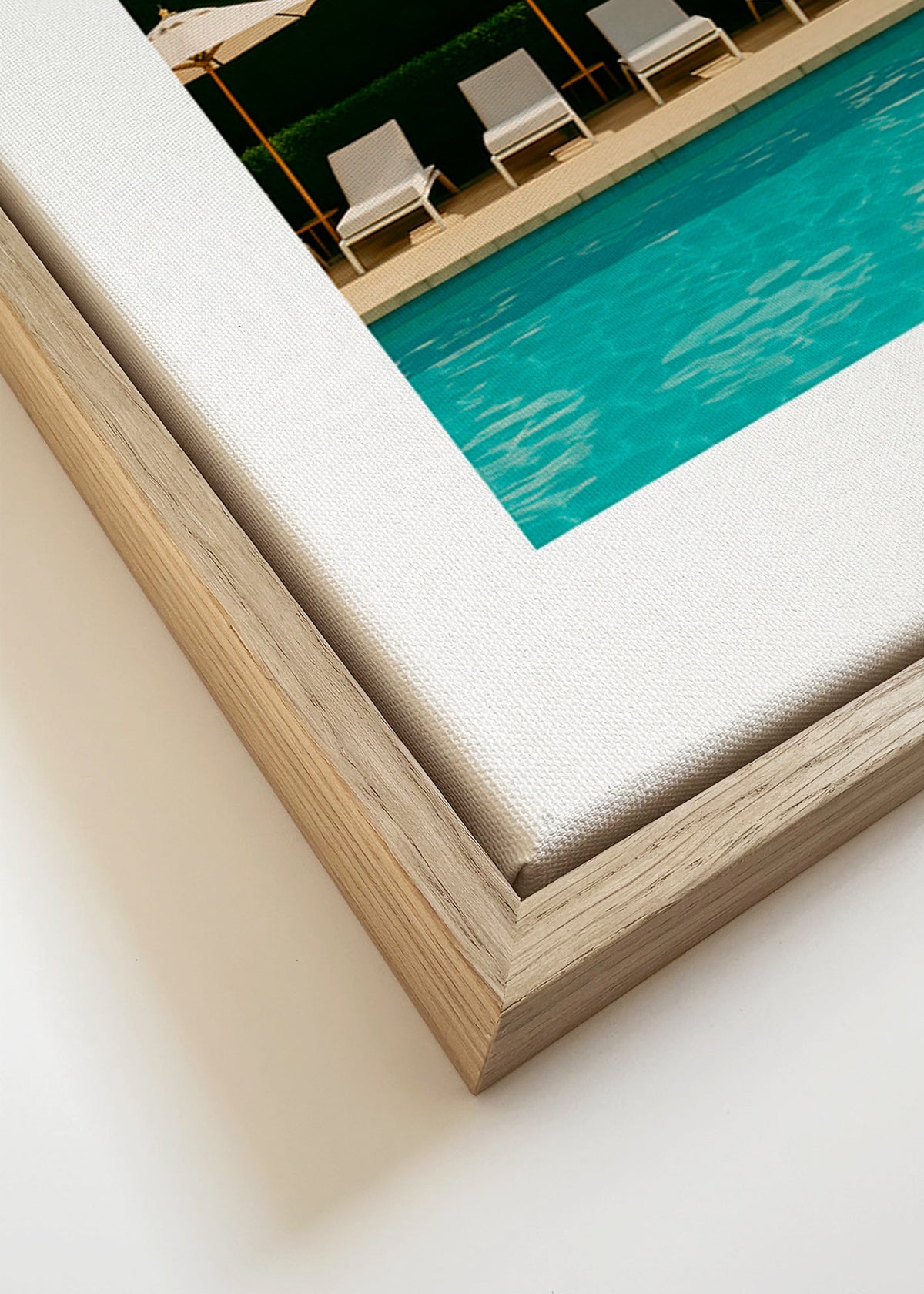 Fotografia basenu z parasolami i czystymi liniami – Canvas detail