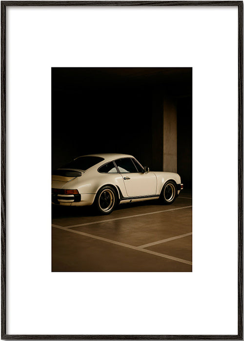 Fotografia klasycznego samochodu w nocnym garażu – Black Frame