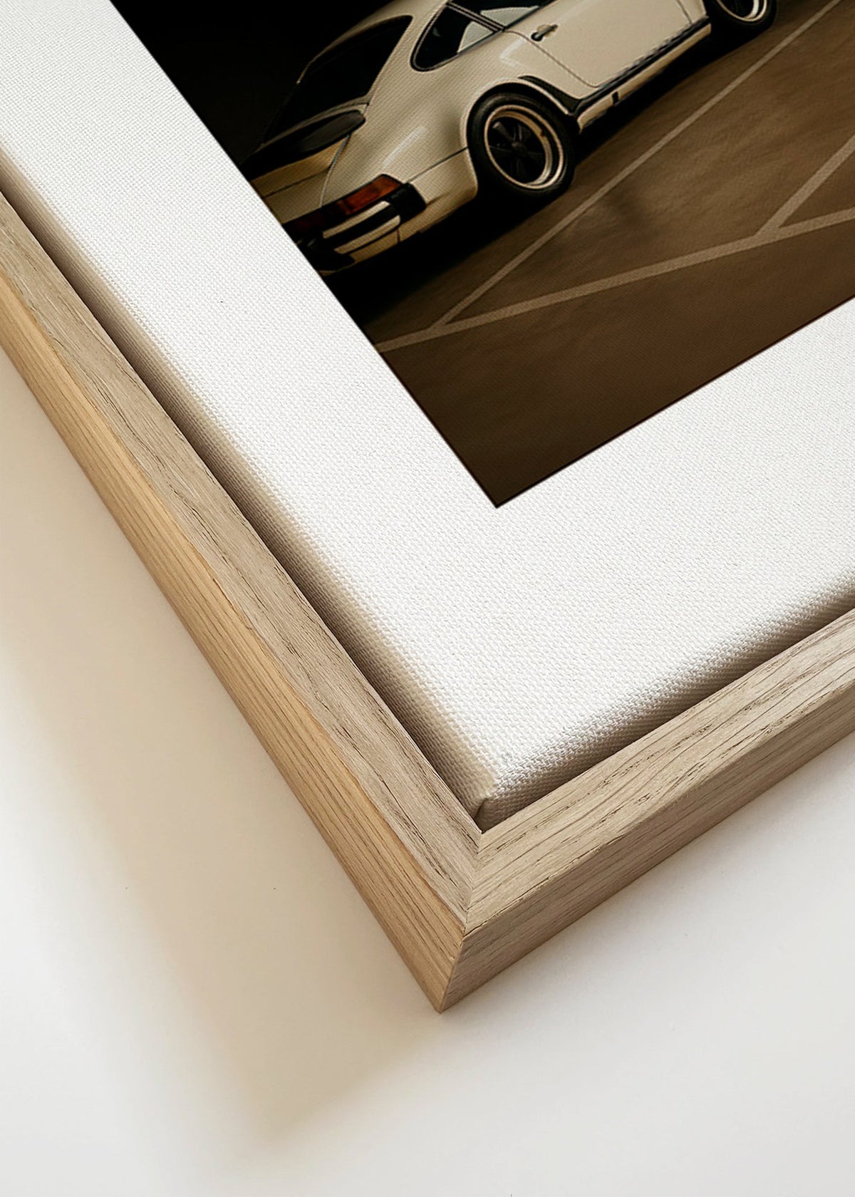 Fotografia klasycznego samochodu w nocnym garażu – Canvas detail