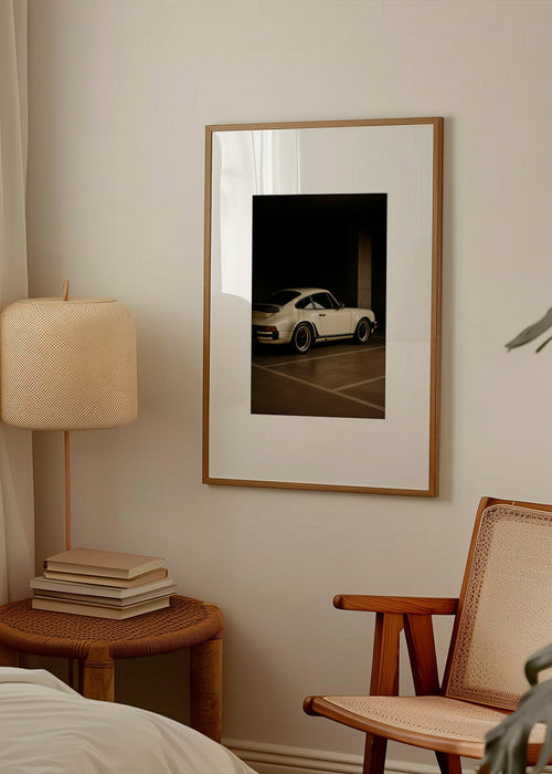 Fotografia klasycznego samochodu w nocnym garażu – Product1