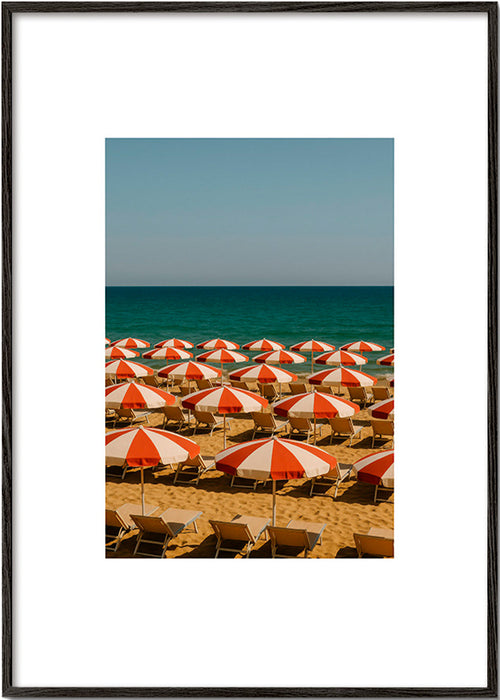 Obraz krajobrazowy z czerwonymi parasolami – Black Frame