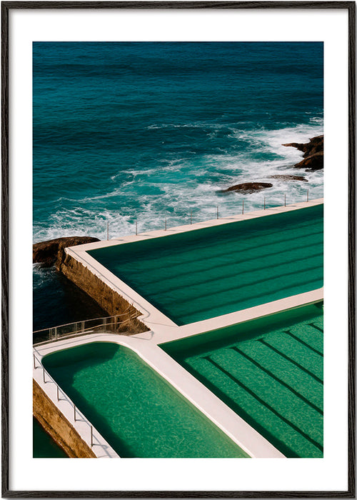 Obraz krajobrazu z basenami przy morzu – Black Frame