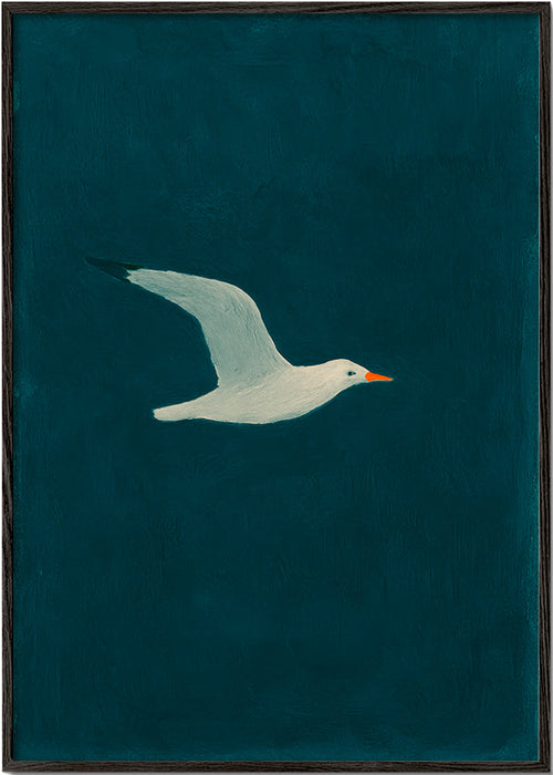 Obraz mewy w locie nad głębokim morzem – Black Frame