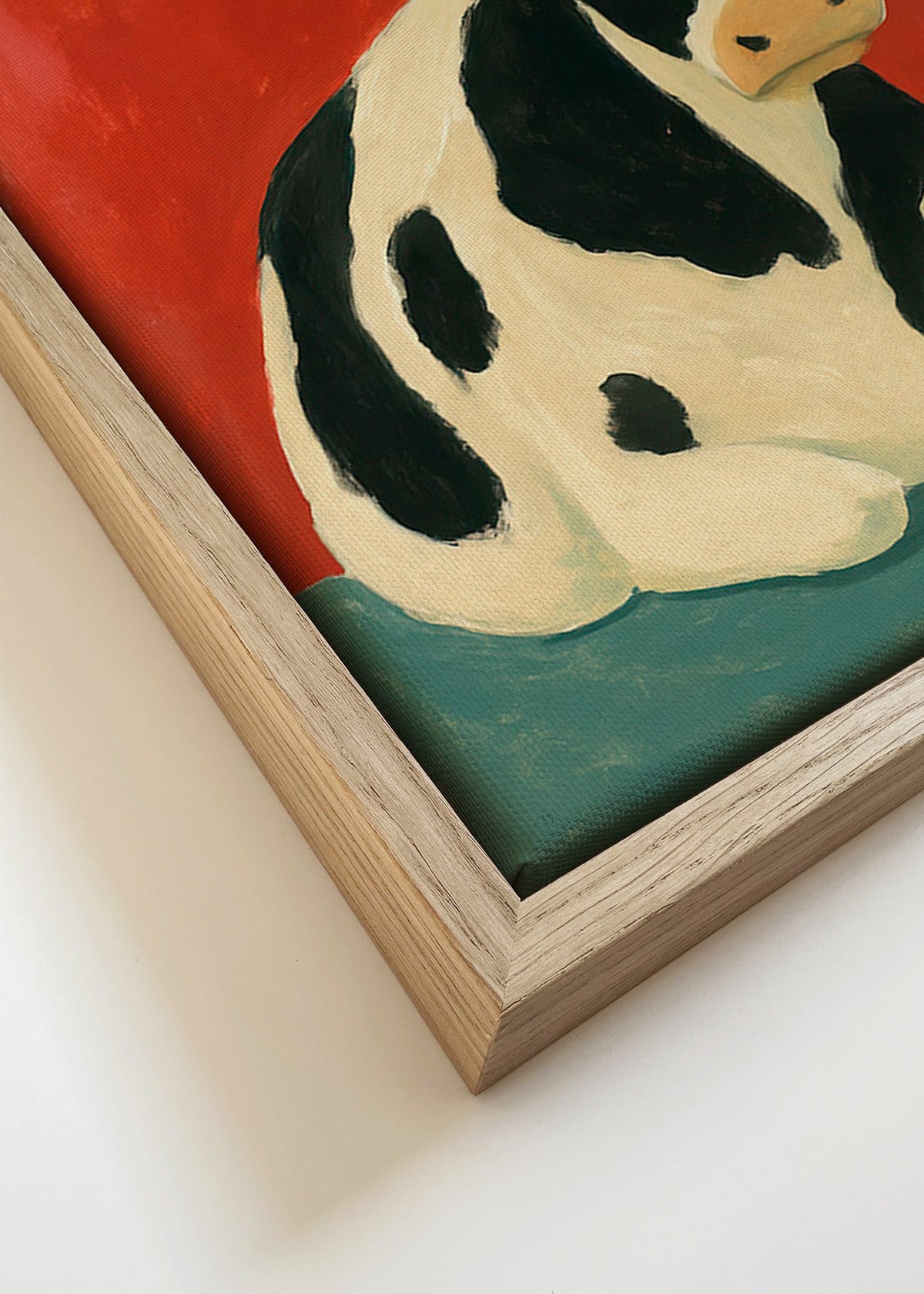 Obraz krowy odpoczywającej na czerwonym tle – Canvas detail
