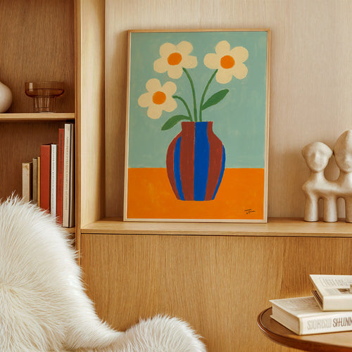 Plakat botaniczny z pasiastym wazonem i kremowymi kwiatami – Product1