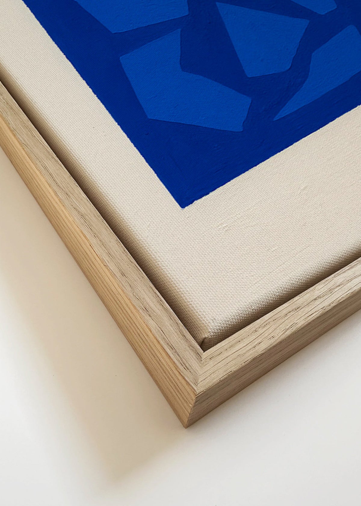 Abstrakcyjne niebieskie dzieło z fragmentowanymi formami – Canvas detail