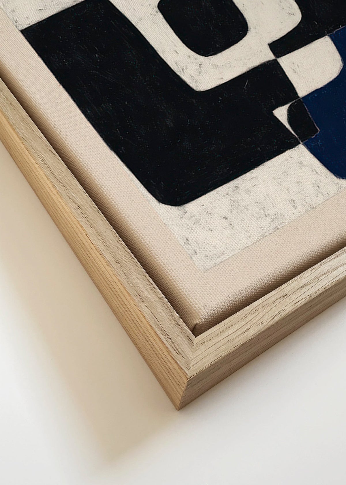Obraz abstrakcyjny z czarnymi blokami i niebieskim akcentem – Canvas detail