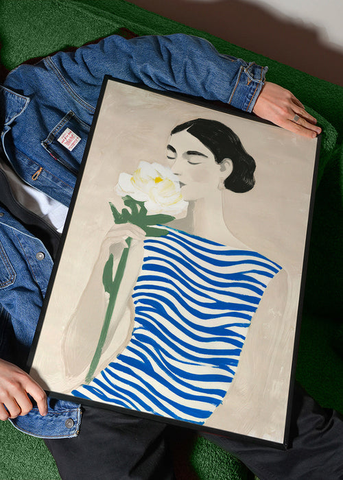 Plakat botaniczny: kobieta z kwiatem i niebieskimi paskami – Product1