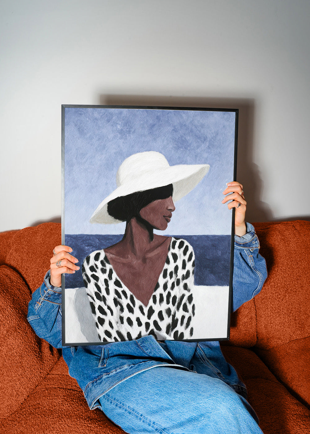 Ilustracja kobiety w kapeluszu nad morzem – Product1