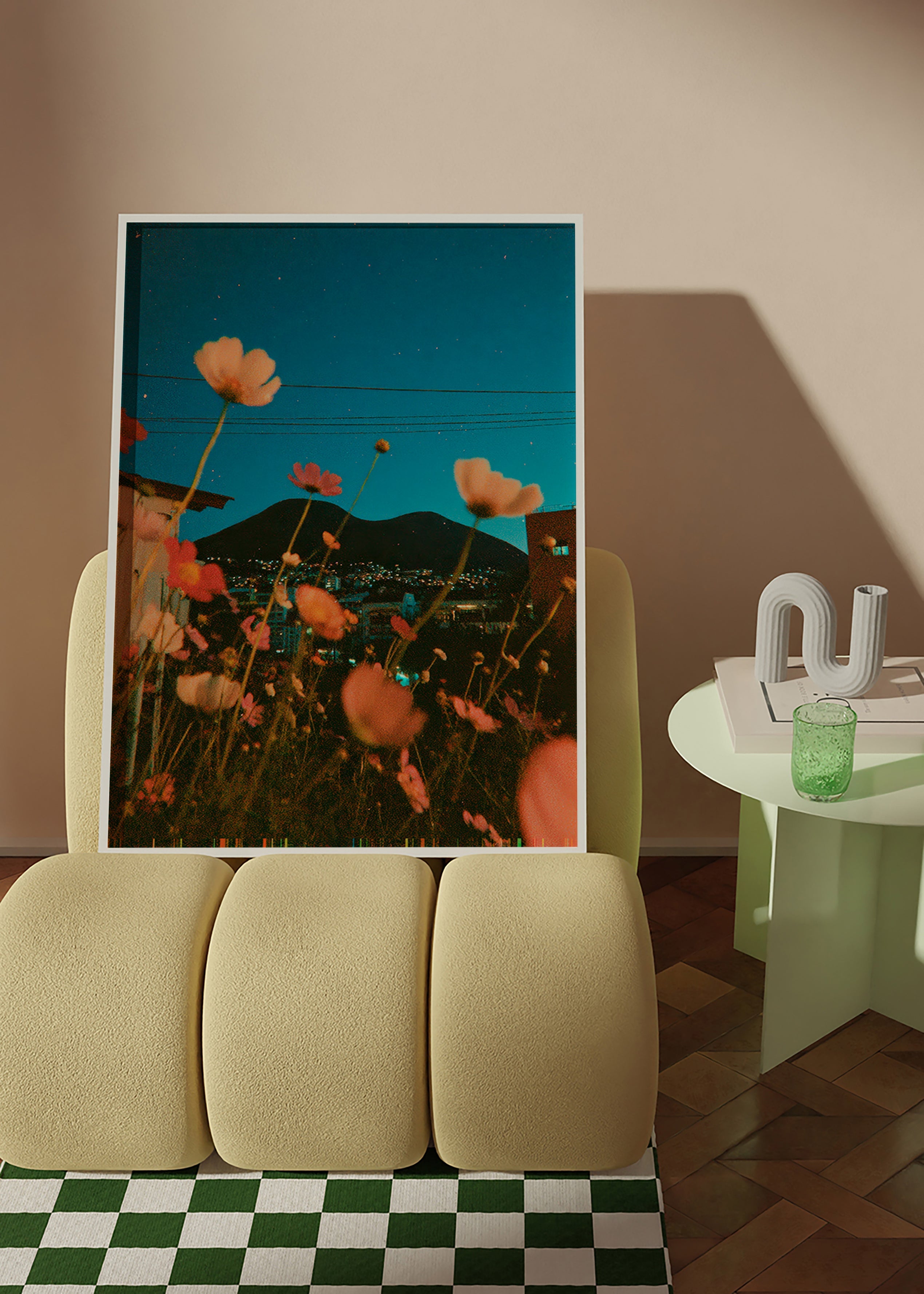 Plakat botaniczny dzikie kwiaty nad miastem o zmierzchu