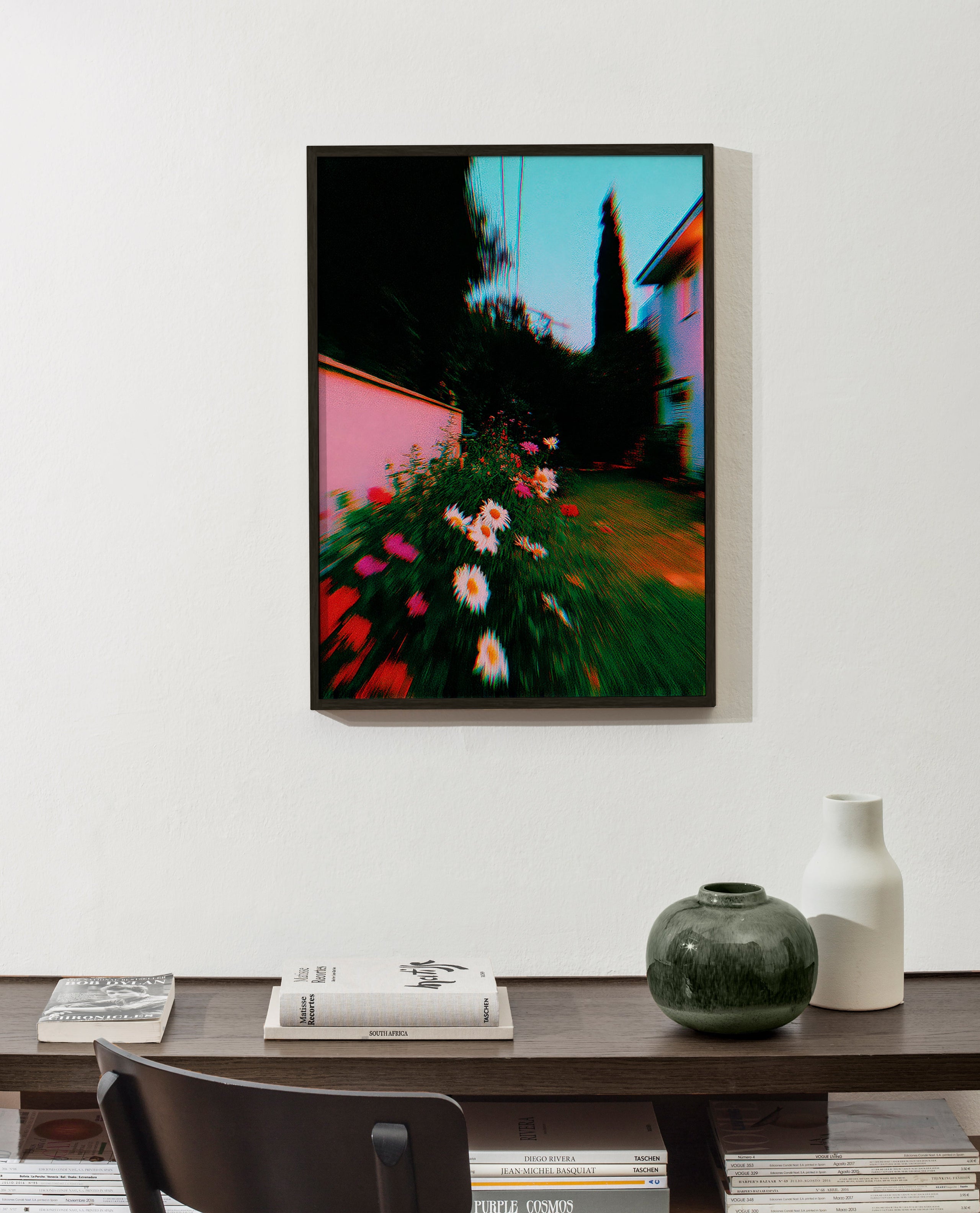 Plakat botaniczny: rozmyty ogród z stokrotkami