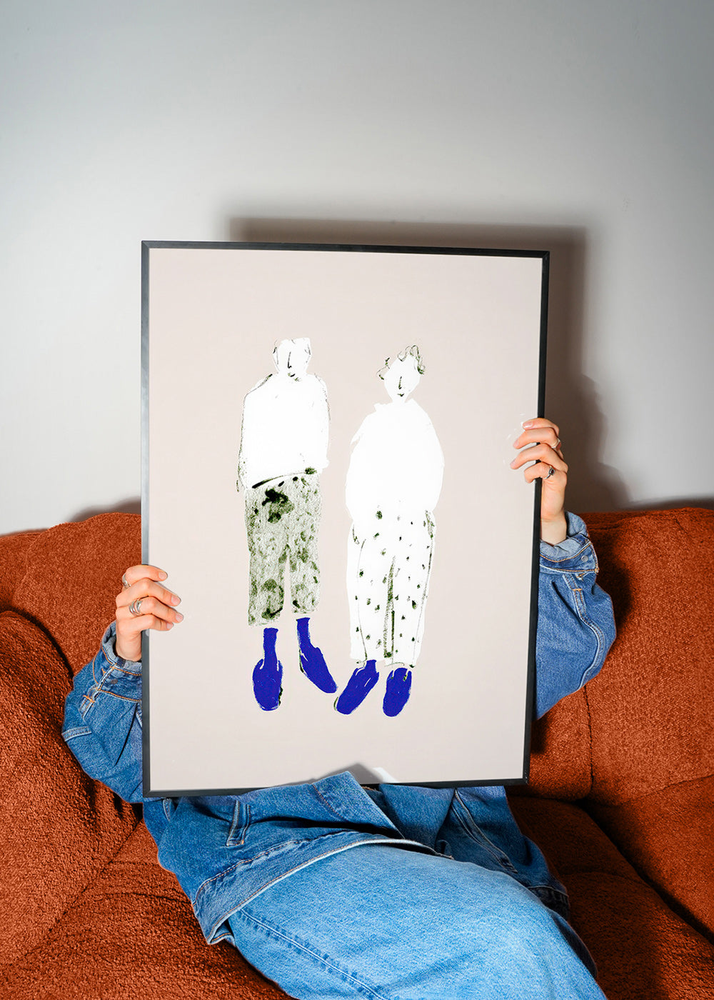 Minimalistyczna ilustracja pary z niebieskimi botkami