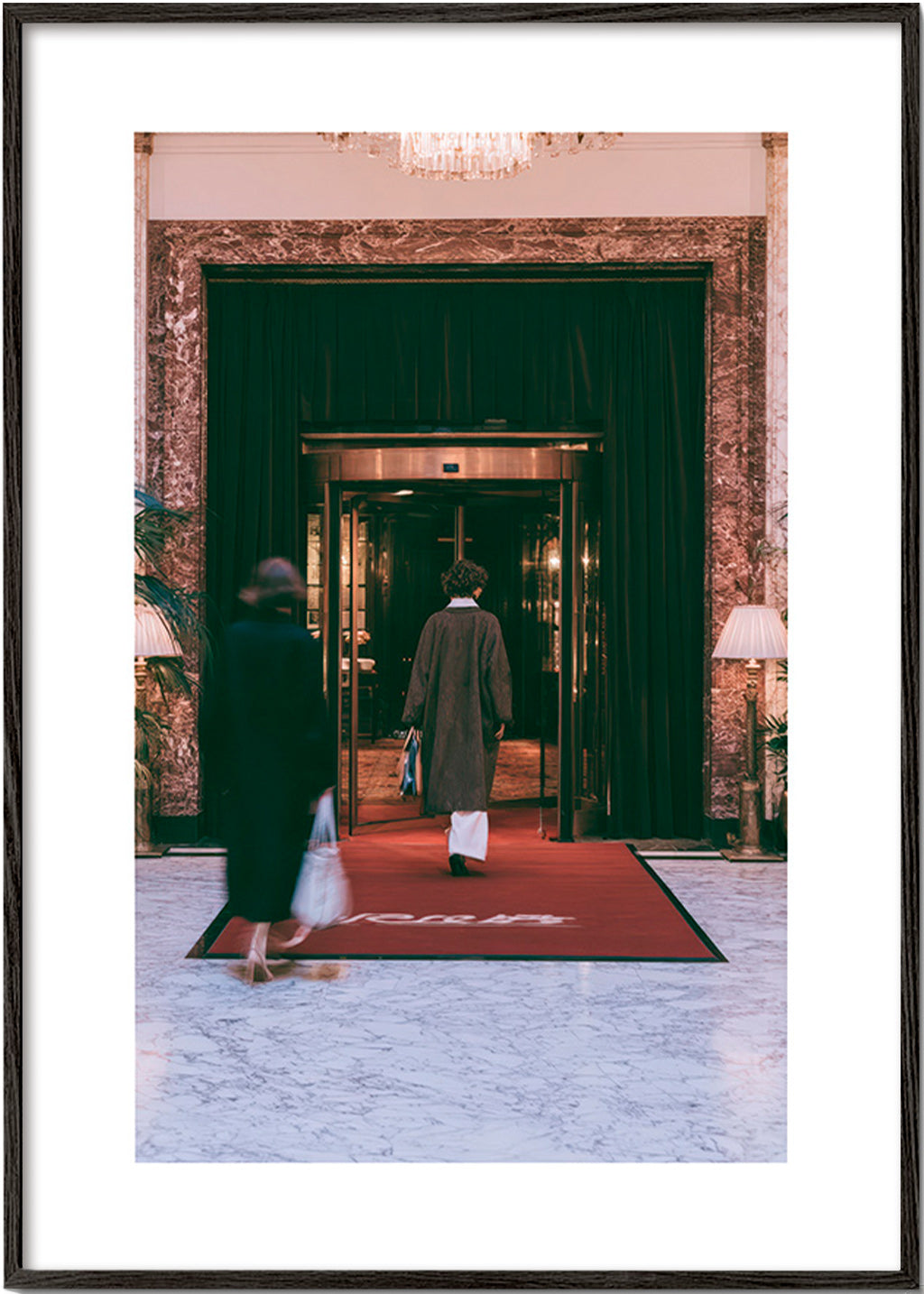 Fotografia wejścia do hotelu z czerwonym dywanem