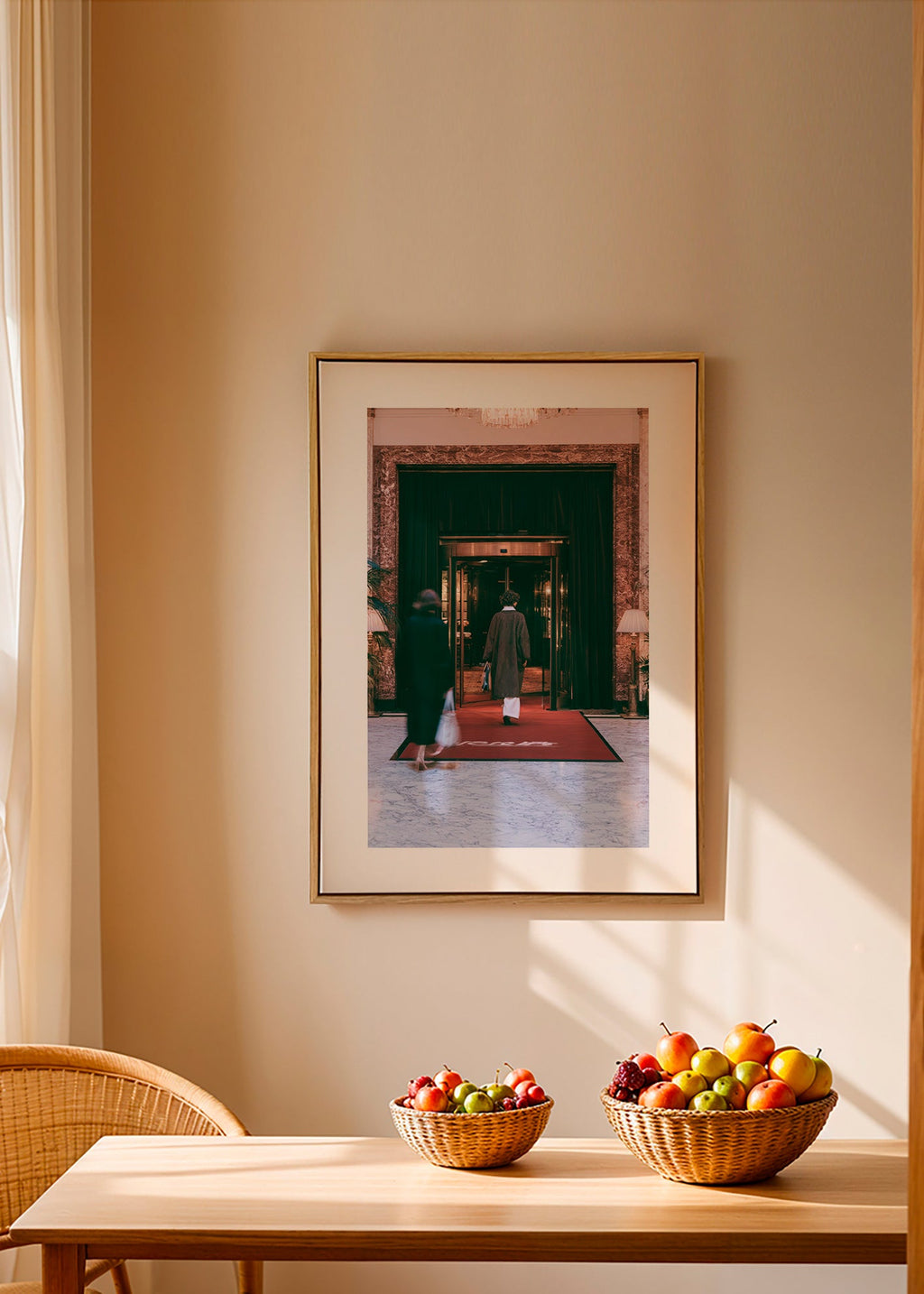 Fotografia wejścia do hotelu z czerwonym dywanem