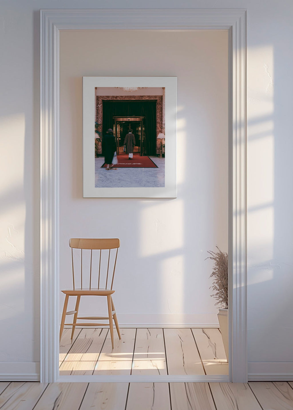 Fotografia wejścia do hotelu z czerwonym dywanem