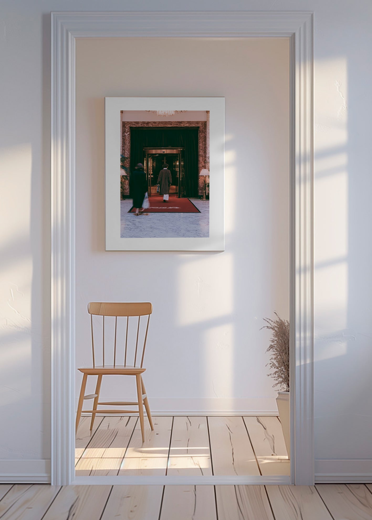 Fotografia wejścia do hotelu z czerwonym dywanem