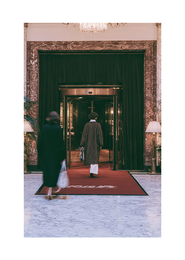 Fotografia wejścia do hotelu z czerwonym dywanem