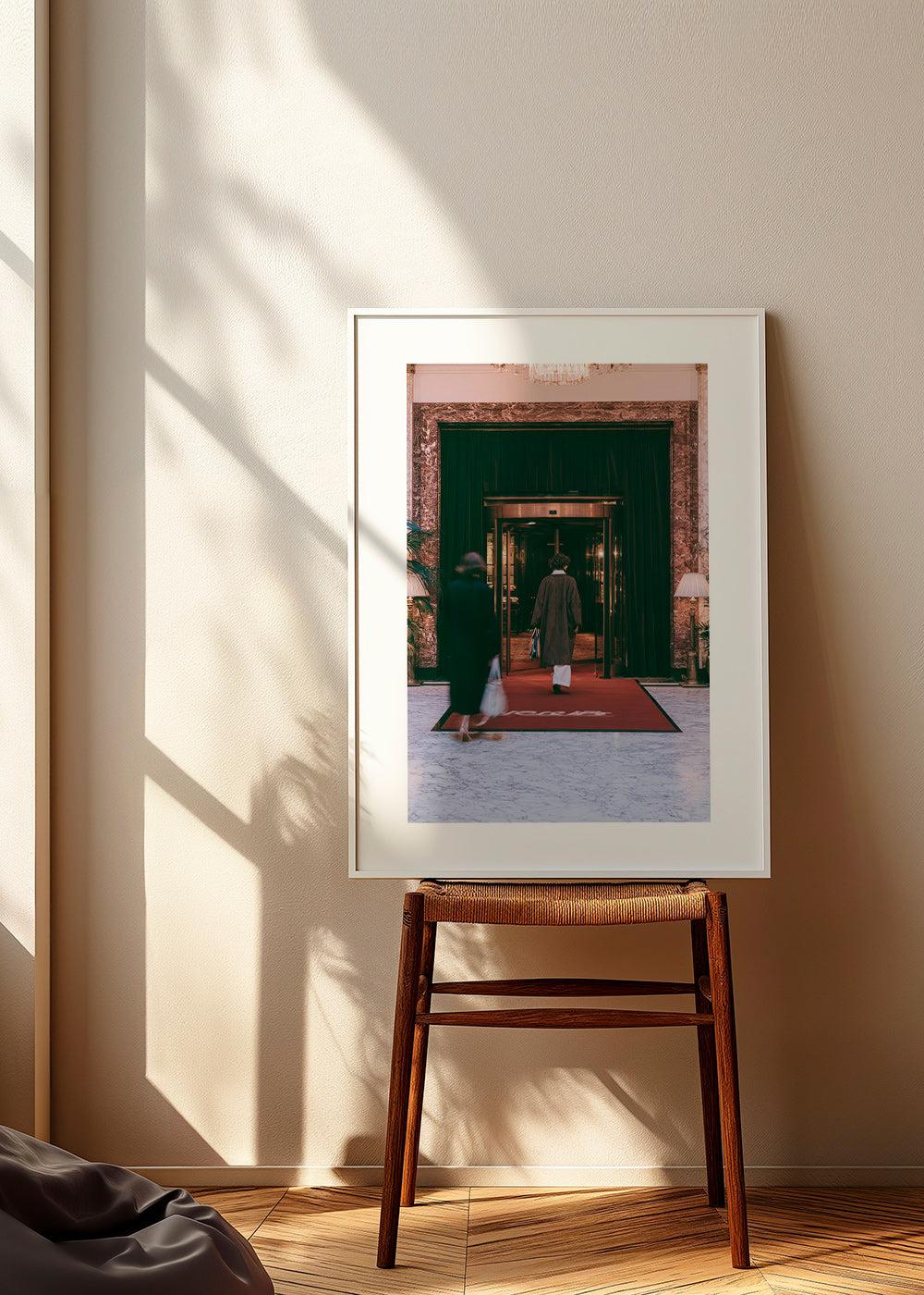 Fotografia wejścia do hotelu z czerwonym dywanem