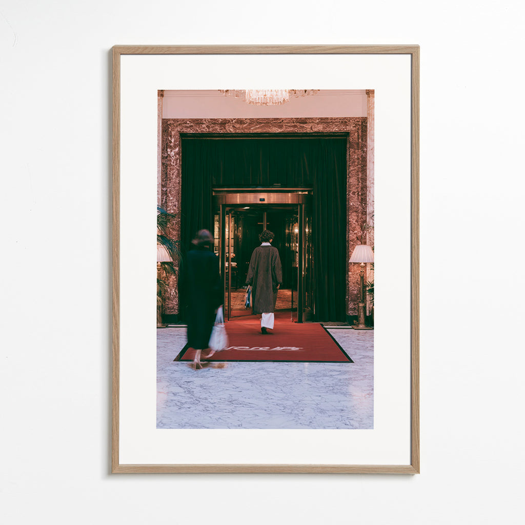 Fotografia wejścia do hotelu z czerwonym dywanem